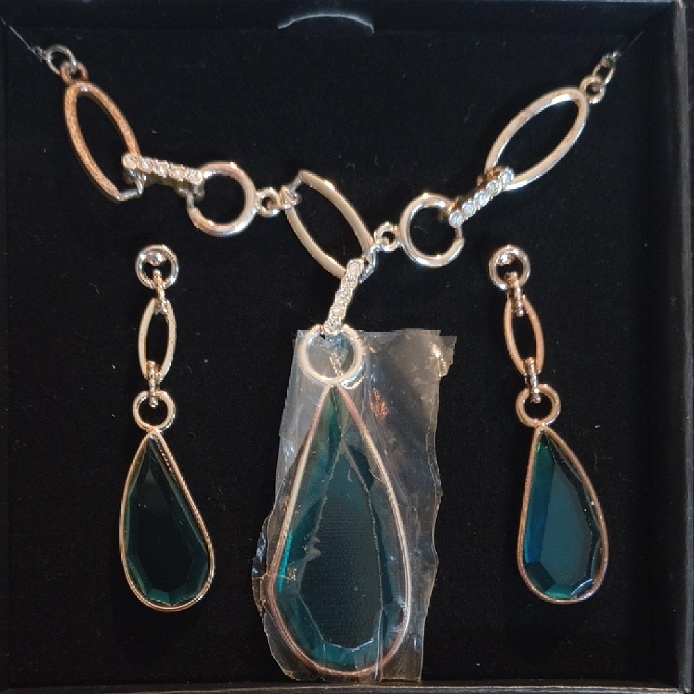 Beautiful Teardrop Necklace and Earring Gift Set